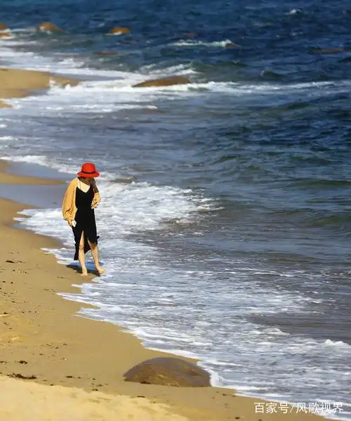 三亚春光如夏,碧海蓝天风景如画,丽人海边踏浪来