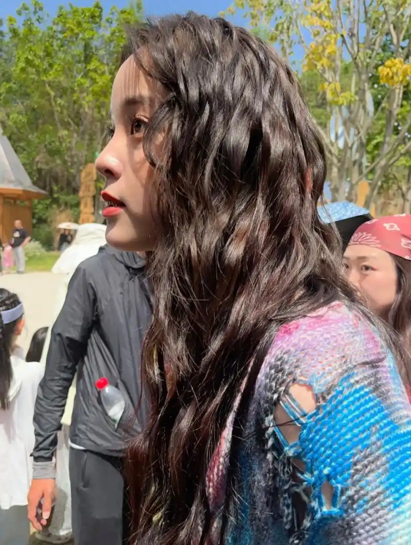 欧阳娜娜生图,这侧脸太优越了吧