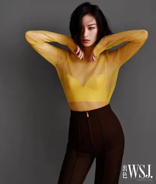 倪妮修身套装勾勒纤细腰肢 大秀美背气场全开