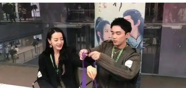 原创原创长歌行超甜互动吴磊闭眼给迪丽热巴系蝴蝶结粉丝磕到了