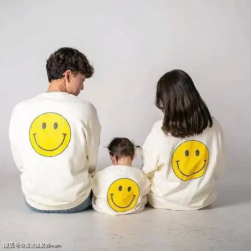 萌娃背影都显得可可爱爱,让我很期待之后,一家三口的亲子造型啦