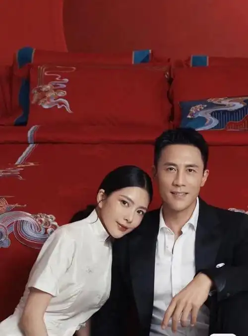 王灿晒与杜淳婚纱照幸福溢出屏幕未修图曝光颜值依旧能打