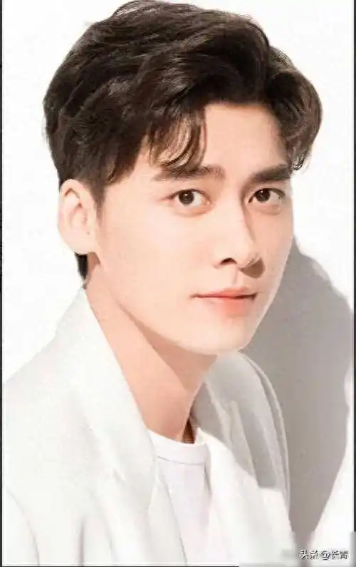 李易峰与金晨,甜蜜旅行,联手创业生活美滋滋.