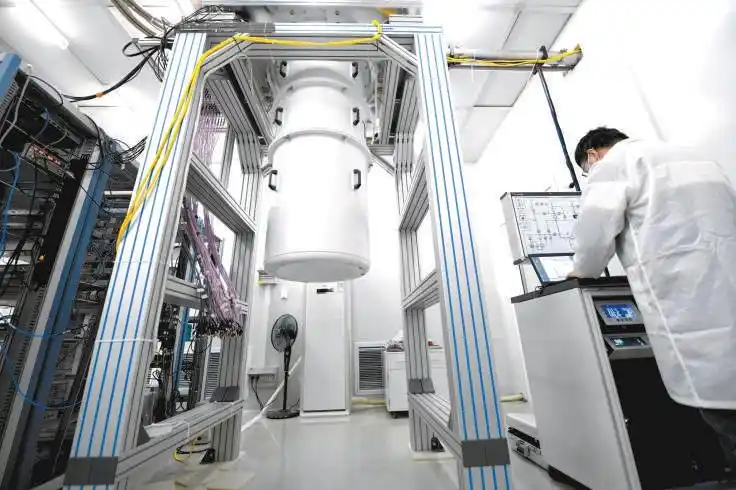 北京量子信息科学研究院超导量子计算实验室内,研究员正在进行科研