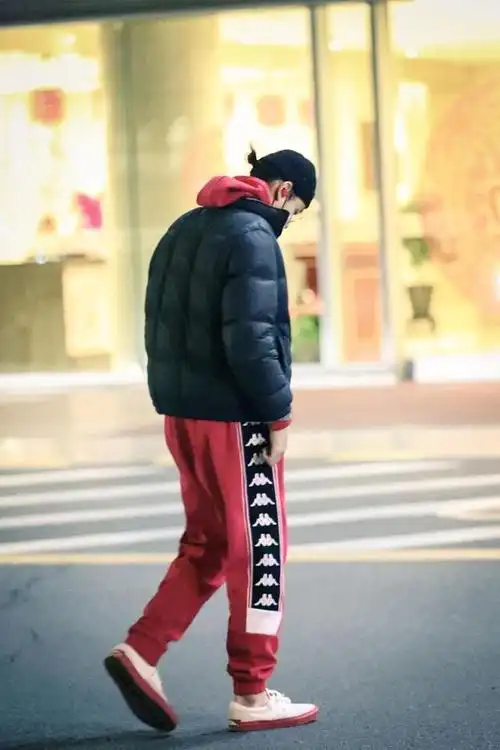 吴亦凡街拍:棉服搭配kappa串标运动裤 扎小辫嘻哈范儿