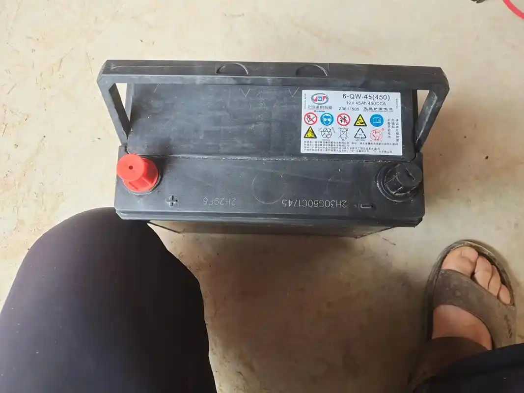 出两个电池.出两块五菱宏光车的原厂12v45a电池,9成多新 - 抖音
