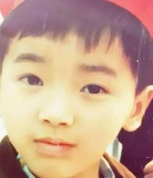 看这张照片中的华晨宇,很多网友都觉得他这时候已经非常帅气了,五官真