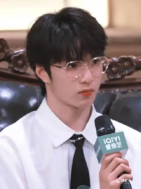 感这不就来了#顶级东方神颜#@时代少年团-刘耀文bunnieboom的微博视频