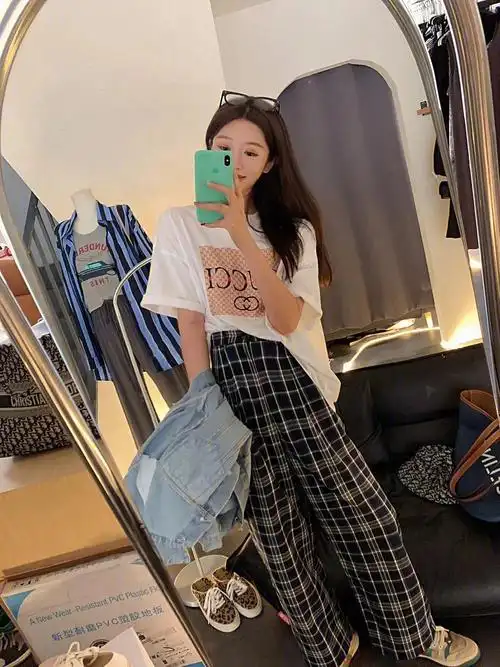 格子裤配t恤简直永远的神,想增加时髦度,减少学生气的话,就搭配大牌t