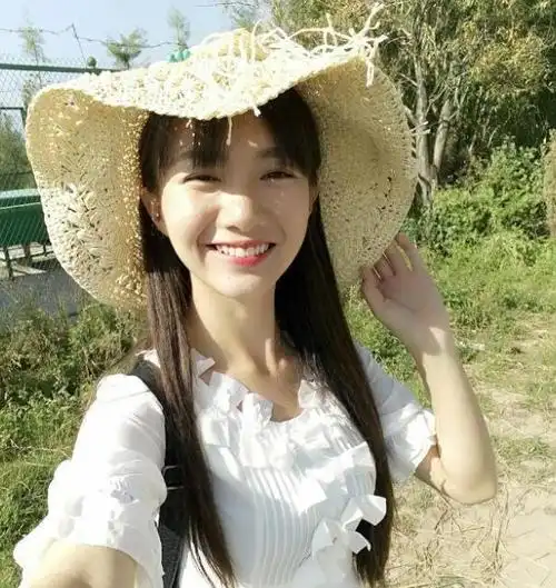 一位美丽的年轻女孩用她纯真的笑容拯救了整个世界