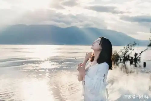 难过时,别找任何人聊天,一个人安静地待一会吧