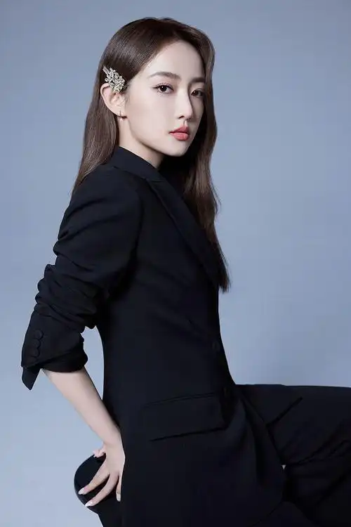 吴佳怡西装帅气写真释出简约干练尽展女王气质