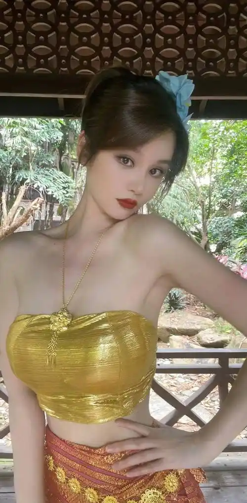 原创晶女郎邱意浓晒云南写真身穿艳丽清凉的少数民族服装真好看