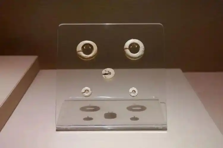 (查海遗址出土的玉玦)