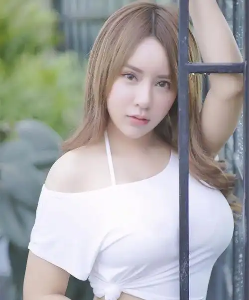 跟了三条街的小姐姐 你们说我应该去打招呼吗|美女|大胸_网易订阅