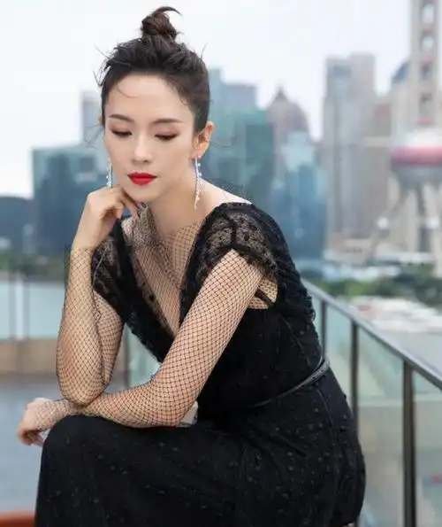 汪峰高调官宣后,那英被推上热搜,意外扯出陈年旧事,网友:刺激