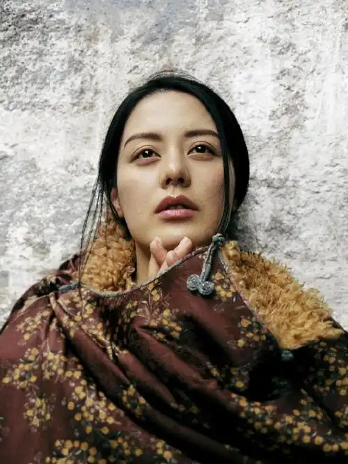 王力可大地色系写真曝光 光影下尽显岁月静好|陈列馆|王力可|岁月