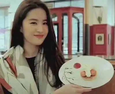 虽然名气越来越大,但刘亦菲却很少参加综艺节目捞金,反而是把更多的