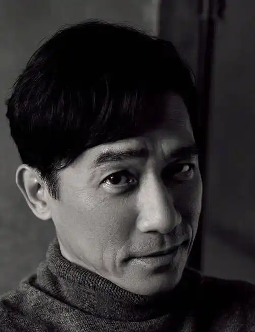 57岁梁朝伟皱纹都是魅力点,西装造型儒雅内敛,丝毫不见影帝架子