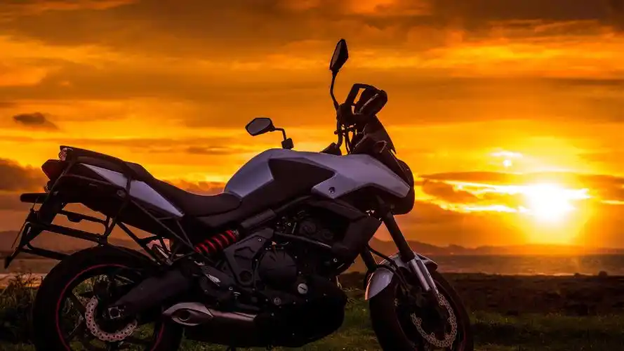 壁纸 摩托车在日落时,云 3840x2160 uhd 4k 高清壁纸, 图片, 照片