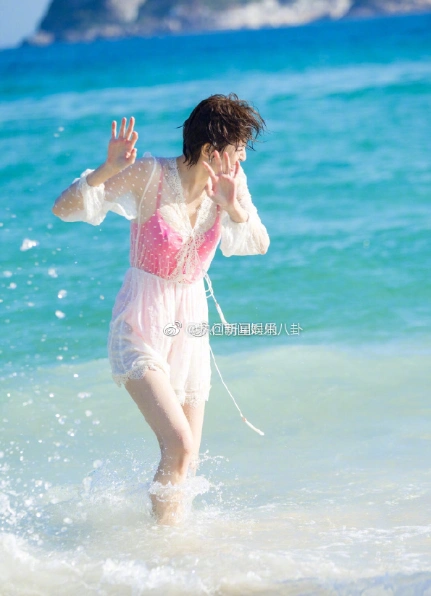 古力娜扎在花少中的一组泳装照曝光,仔细一看发现和郑爽之前在花少中