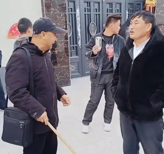 与朱军不同的是,毕福剑因为不当言论而被"封杀".