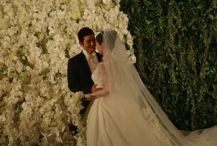 baby秀美腿遭老外偷瞄