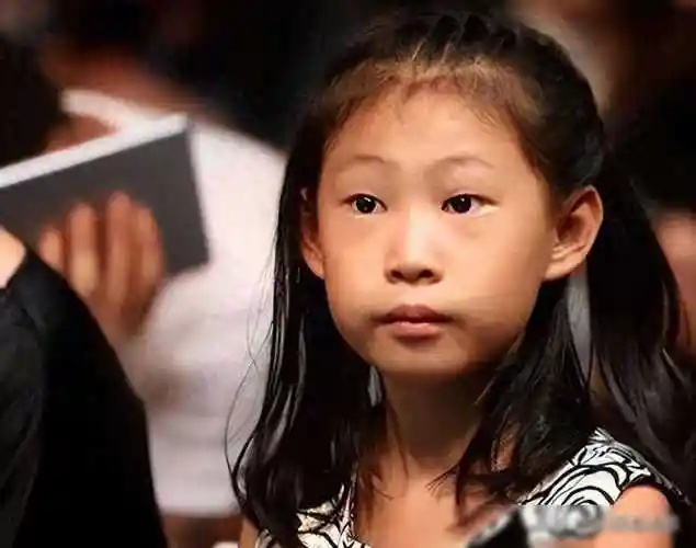 但是,娜扎小时候的相貌并不突出,有点普通甚至有点丑小鸭的趋势.