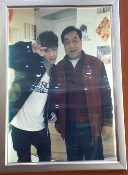 不只郑爽杨幂的老爸爱发旧照,张若昀张艺兴的老爸也一样!