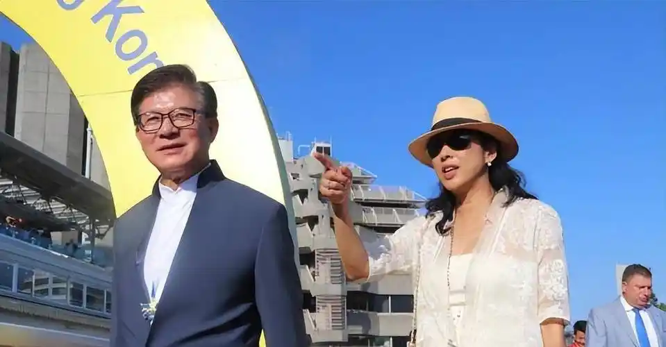 和罗康瑞结婚后,朱玲玲晚年很幸福,和丈夫罗康瑞也一直很恩爱.