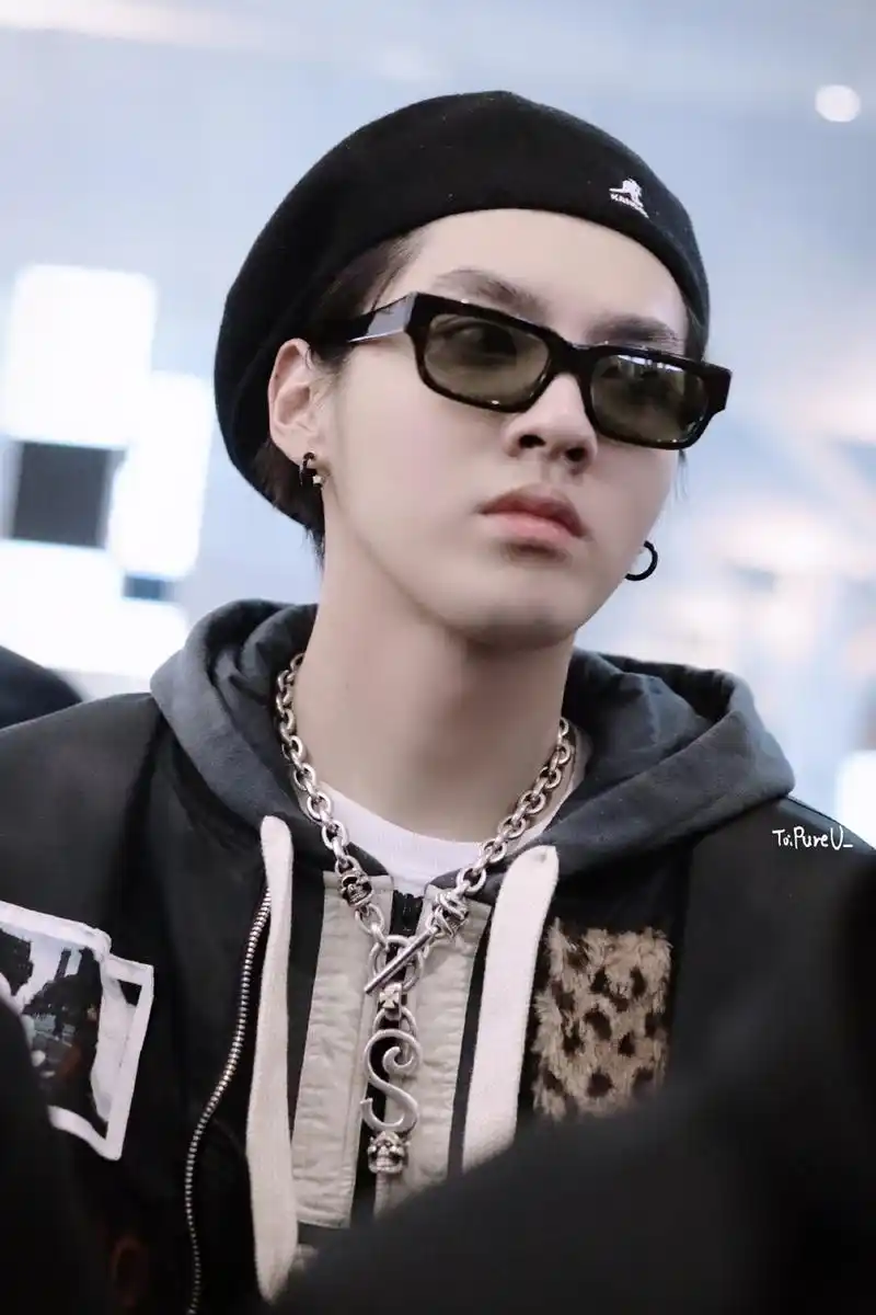 吴亦凡戴贝雷帽潮装亮相 表情呆萌侧颜迷skr人