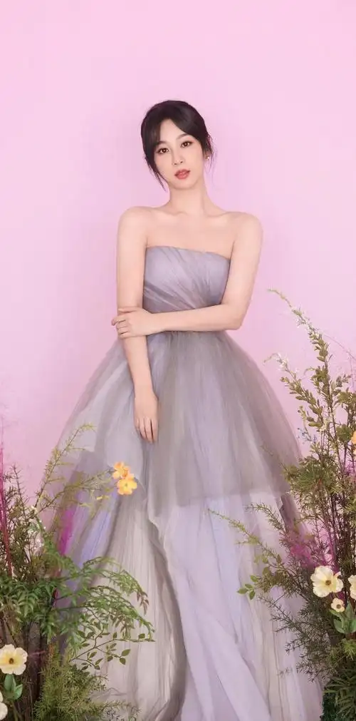 杨紫520婚纱大片玫瑰粉氛围浪漫唯美勾勒轻盈曼妙姿态