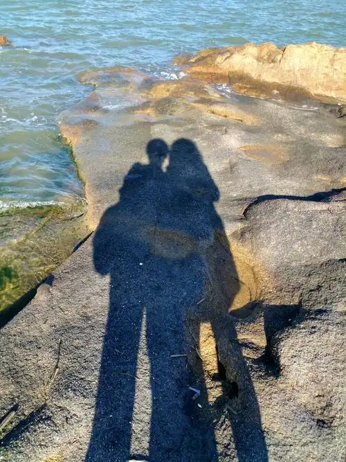 自拍都不满意,来个影子合影吧.