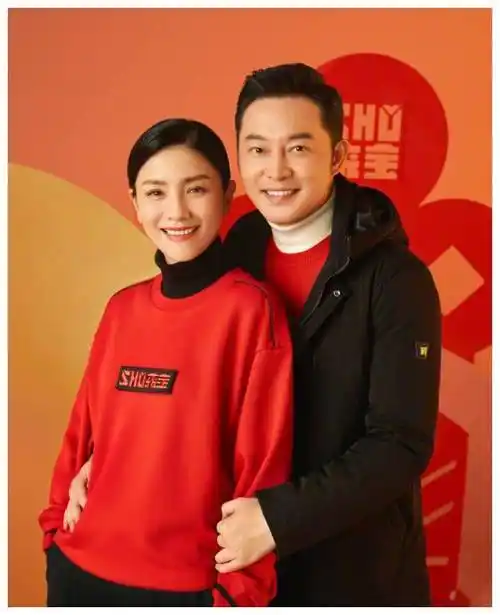 原创胡可携夫秀恩爱大胆挑战15cm尖头鞋这对儿子太可爱了