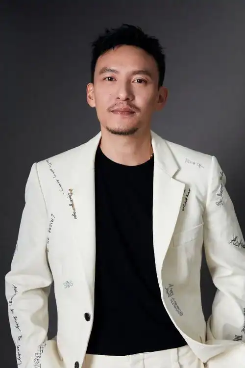 张震白色绣字西装##电影缉魂