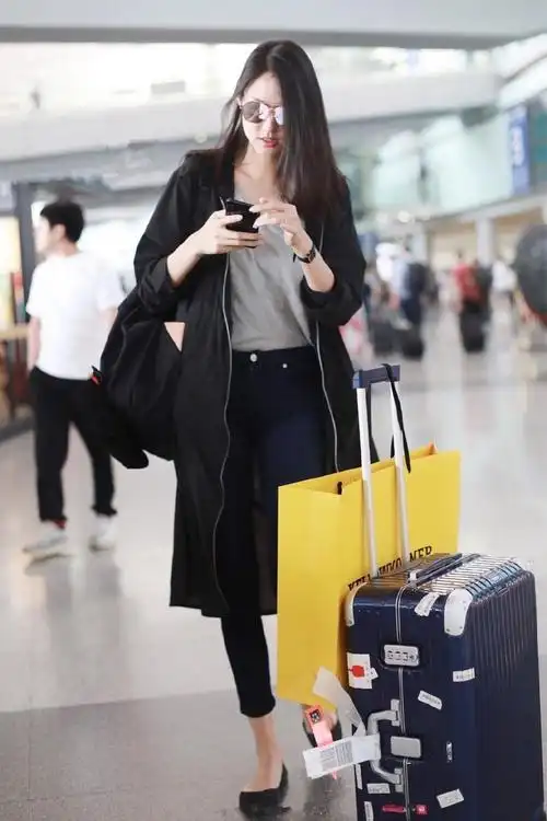 张梓琳穿黑色外套配牛仔裤现身 推行李秀大长腿笑容灿烂星范十足