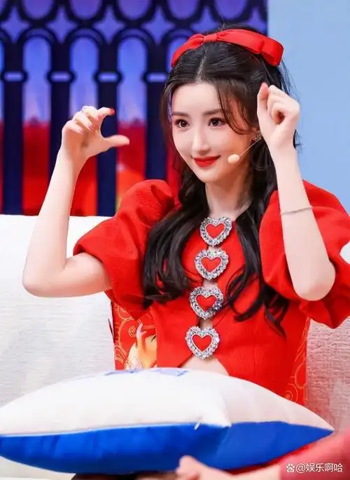 明星集结央视春晚传统红衣惊艳全场优雅不作妖不失分寸