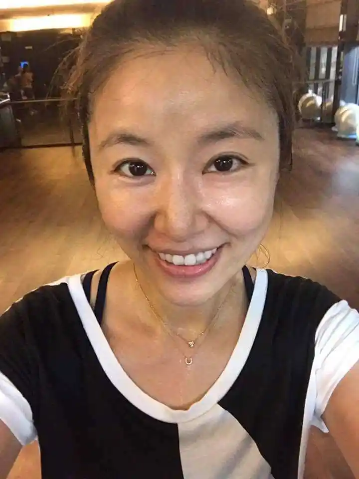 42林心如素颜近照曝光,难怪霍建华一脸嫌弃,网友:还是要认老啊