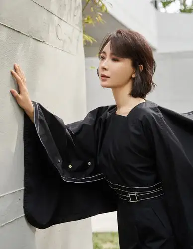 陈数变身"黑天鹅",穿斗篷式连衣裙配立体花朵高跟鞋,清冷高贵