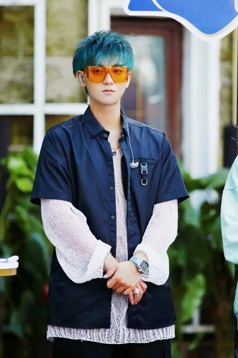 黄子韬综艺造型look,薄荷绿顺毛加黄色酷炫护目眼镜,清爽帅气