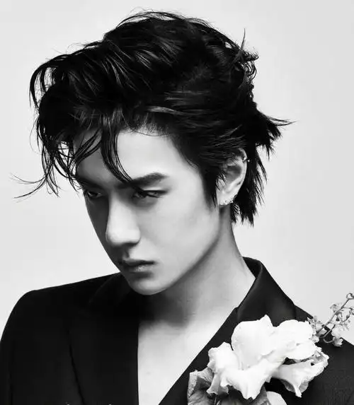 王一博《嘉人》最新照片曝光啦,这次的写真犹如时尚大片.