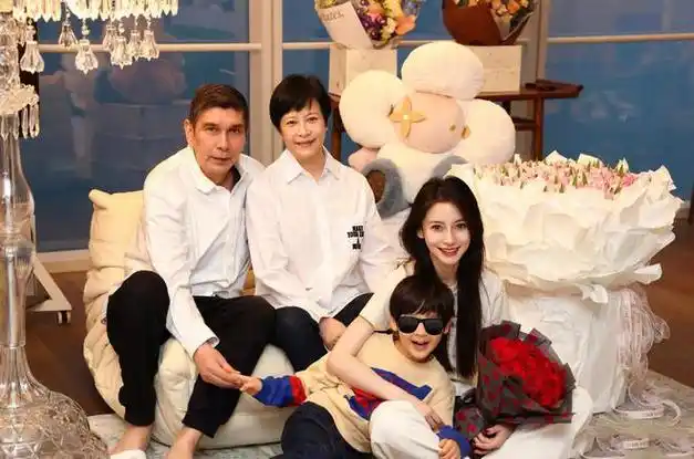 郑恺的"周五情侣",再到后面成为唯三伴随着节目一路走来的"老人",杨颖