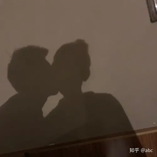 灯光下情侣影子照 - 知乎