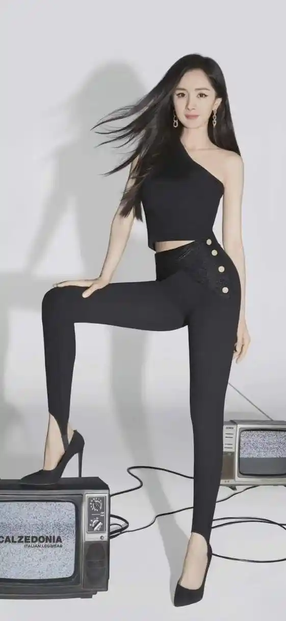 杨幂的大长腿又细又白不输超模!难怪被叫娱乐圈腿精!