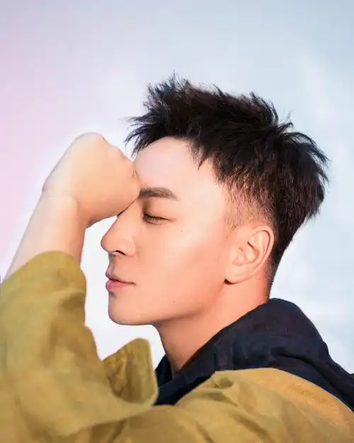 释小龙工装时尚大片来袭 潇洒恣意演绎休闲style