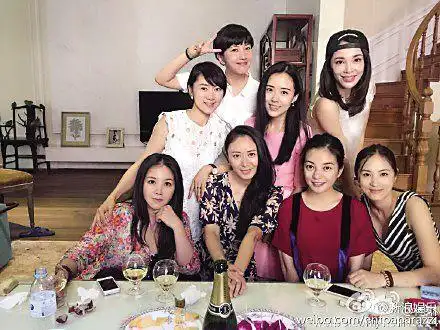 赵薇与同学们合影