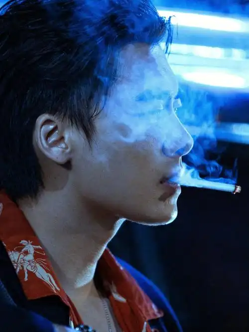 看了李易峰抽烟突然觉得,这么帅抽烟也没啥了,我真的太爱这种痞帅的人