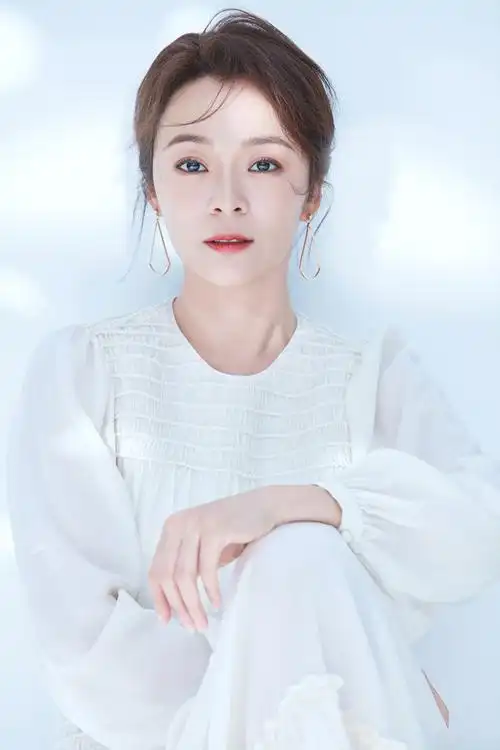 王嘉最新白裙写真曝光 气质优雅唯美宛如童话