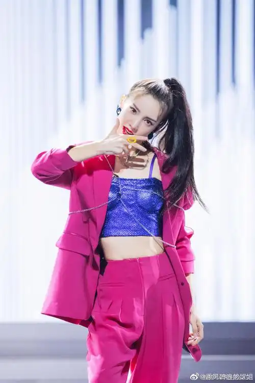 原创发金晨缺席的练舞视频,队友评论后又删除,万茜是故意还是无心?