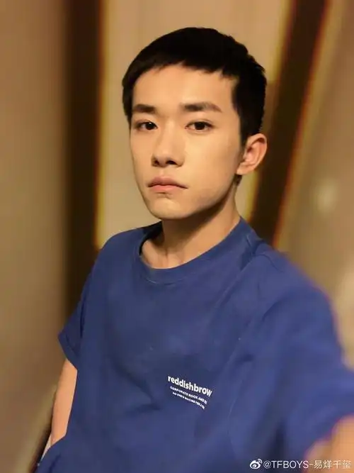 戴假发表演实锤易烊千玺晒帅气短发自拍庆新年